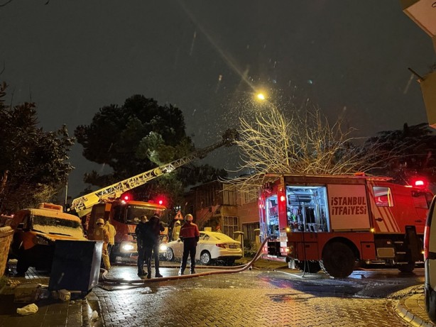 Foto - Evin çatısında çıkan yangında dumandan etkilenen 2 kişi kurtarıldı