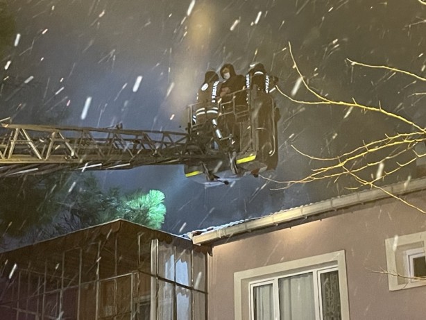 Evin çatısında çıkan yangında dumandan etkilenen 2 kişi kurtarıldı