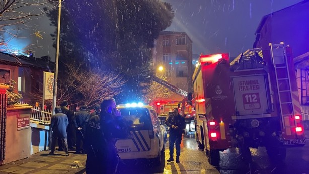 Foto - Evin çatısında çıkan yangında dumandan etkilenen 2 kişi kurtarıldı