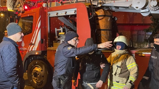 Foto - Evin çatısında çıkan yangında dumandan etkilenen 2 kişi kurtarıldı