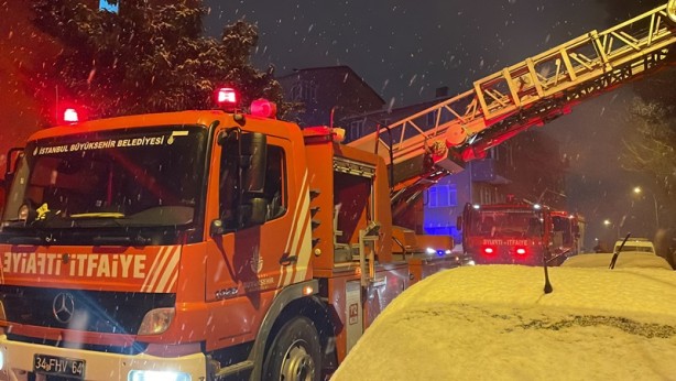 Foto - Evin çatısında çıkan yangında dumandan etkilenen 2 kişi kurtarıldı