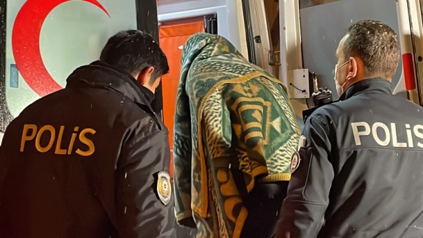 Foto - Evin çatısında çıkan yangında dumandan etkilenen 2 kişi kurtarıldı