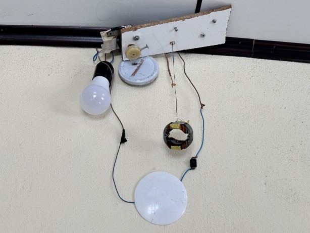 Foto - Evin duvarına asıp test etti! Yüksekovalı gençten deprem için ilginç icat