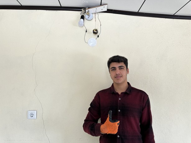 Foto - Evin duvarına asıp test etti! Yüksekovalı gençten deprem için ilginç icat