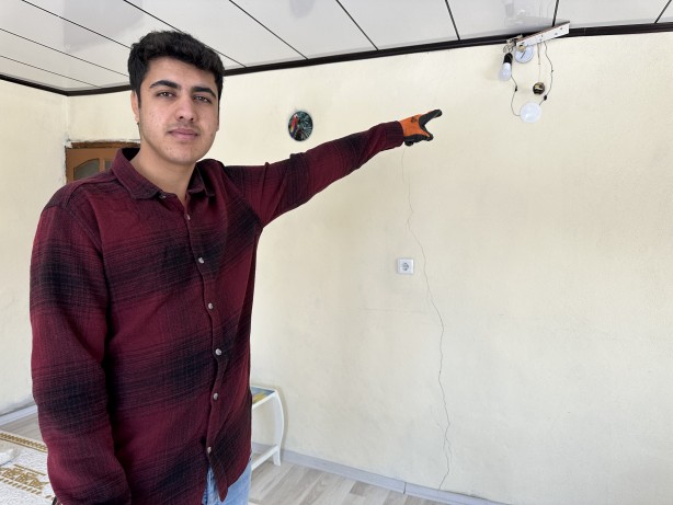 Evin duvarına asıp test etti! Yüksekovalı gençten deprem için ilginç icat