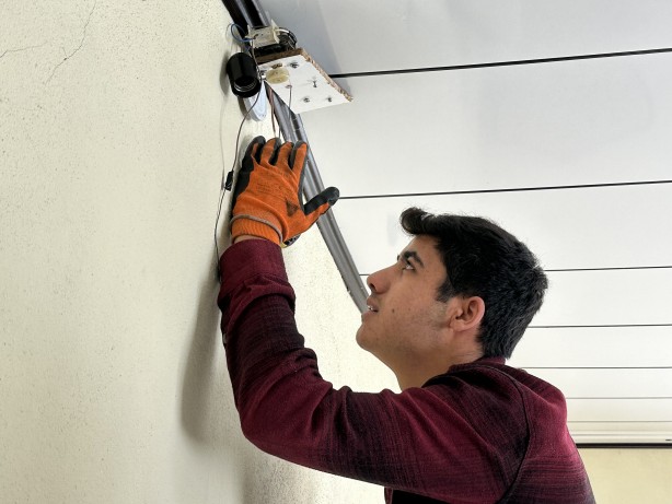 Foto - Evin duvarına asıp test etti! Yüksekovalı gençten deprem için ilginç icat