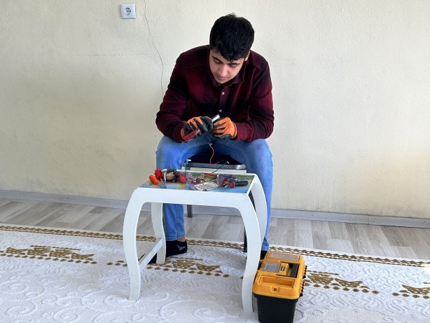 Foto - Evin duvarına asıp test etti! Yüksekovalı gençten deprem için ilginç icat