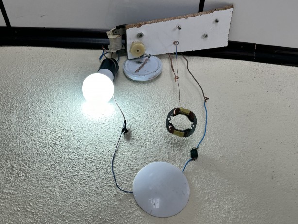 Foto - Evin duvarına asıp test etti! Yüksekovalı gençten deprem için ilginç icat