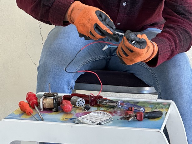 Foto - Evin duvarına asıp test etti! Yüksekovalı gençten deprem için ilginç icat