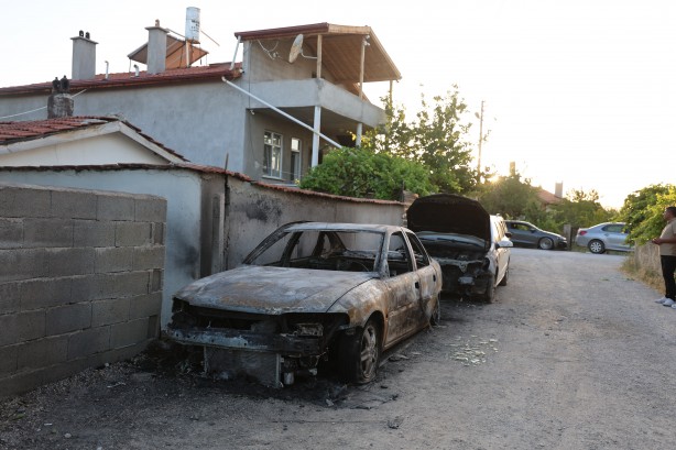 Foto - Evin önündeki iki aracı ateşe verdiler