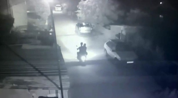 Evin önündeki iki aracı ateşe verdiler