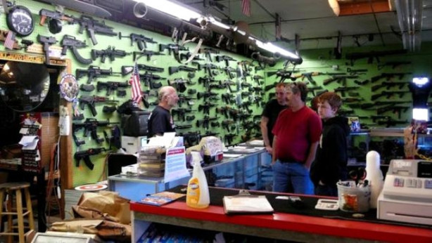 Foto - Evinde bir orduya yetecek kadar silah var!