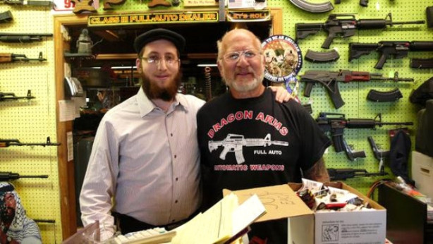 Foto - Evinde bir orduya yetecek kadar silah var!