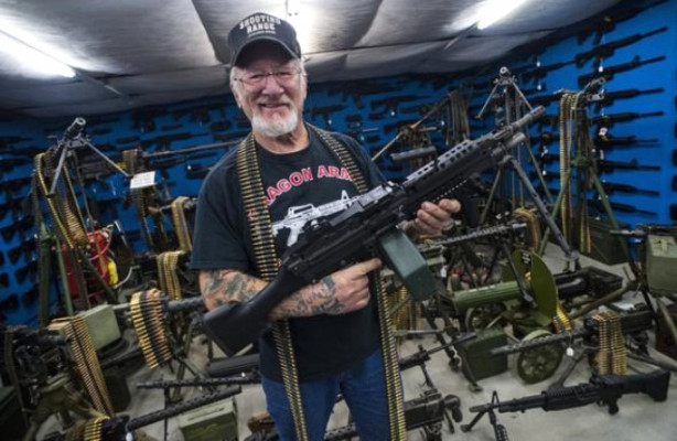 Foto - Evinde bir orduya yetecek kadar silah var!