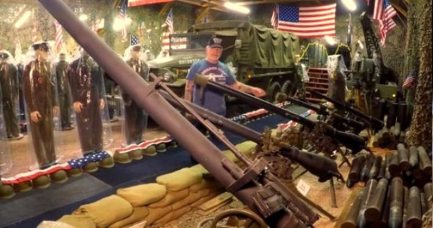 Foto - Evinde bir orduya yetecek kadar silah var!