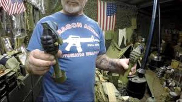 Foto - Evinde bir orduya yetecek kadar silah var!