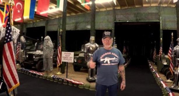 Foto - Evinde bir orduya yetecek kadar silah var!