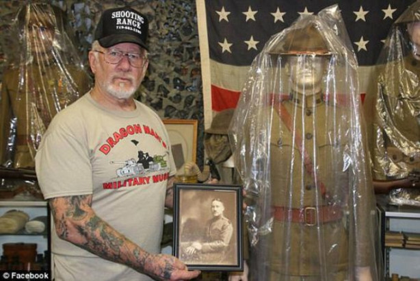 Foto - Evinde bir orduya yetecek kadar silah var!