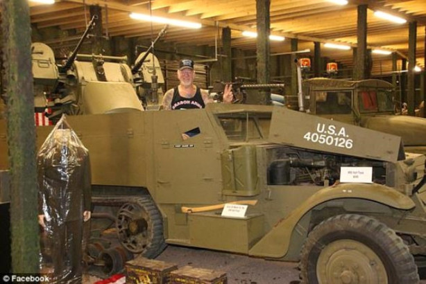 Foto - Evinde bir orduya yetecek kadar silah var!