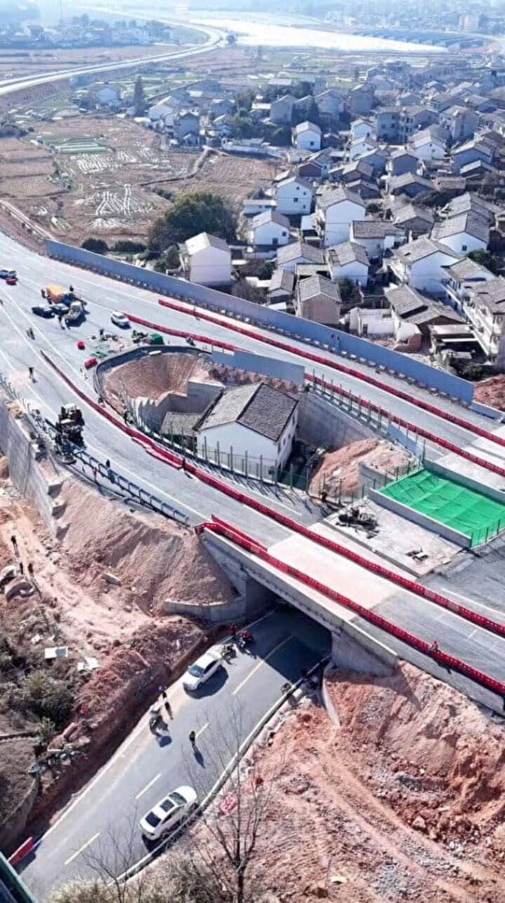 Foto - Evinden taşınmadı, hayatı kabusa döndü! Herkes bu evi görmeye gidiyor