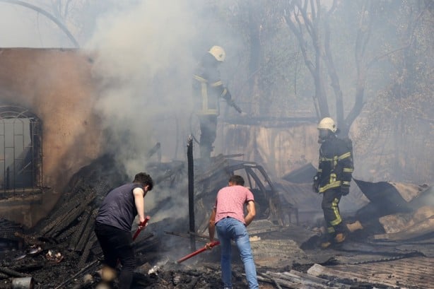 Evini ateşe verdi, gözaltına alındı