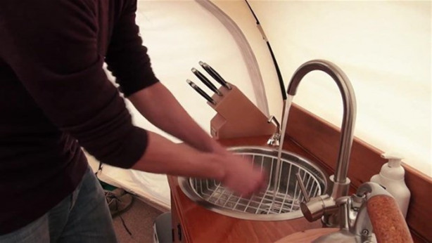 Foto - Evini sattı, çadıra yerleşti!