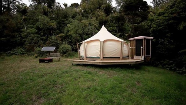 Evini sattı, çadıra yerleşti!