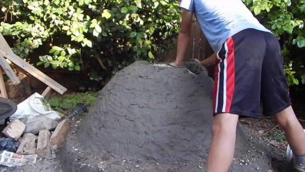 Foto - Evinin bahçesine kilden fırın yaptı