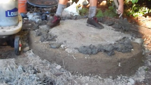 Foto - Evinin bahçesine kilden fırın yaptı