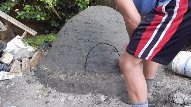 Foto - Evinin bahçesine kilden fırın yaptı