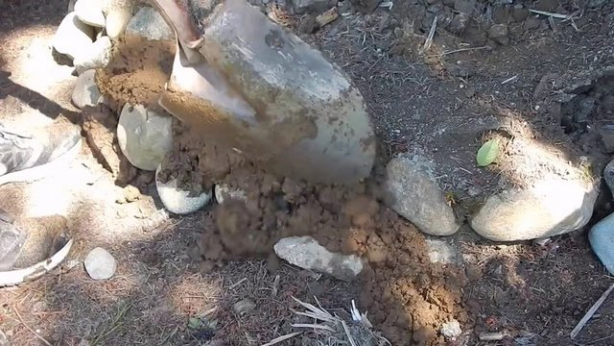 Foto - Evinin bahçesine kilden fırın yaptı