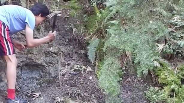 Foto - Evinin bahçesine kilden fırın yaptı