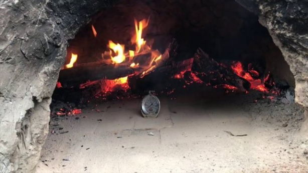 Foto - Evinin bahçesine kilden fırın yaptı