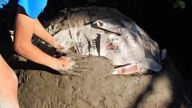 Foto - Evinin bahçesine kilden fırın yaptı