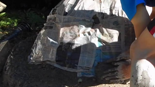 Foto - Evinin bahçesine kilden fırın yaptı