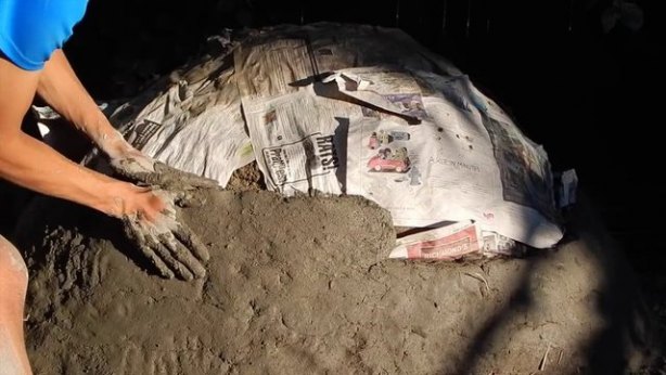 Foto - Evinin bahçesine kilden fırın yaptı