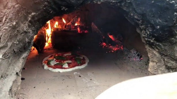 Foto - Evinin bahçesine kilden fırın yaptı