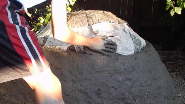 Foto - Evinin bahçesine kilden fırın yaptı