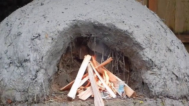 Foto - Evinin bahçesine kilden fırın yaptı