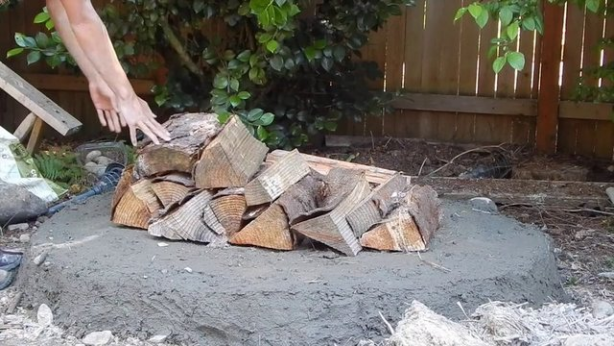 Foto - Evinin bahçesine kilden fırın yaptı