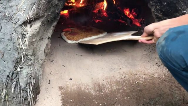 Foto - Evinin bahçesine kilden fırın yaptı