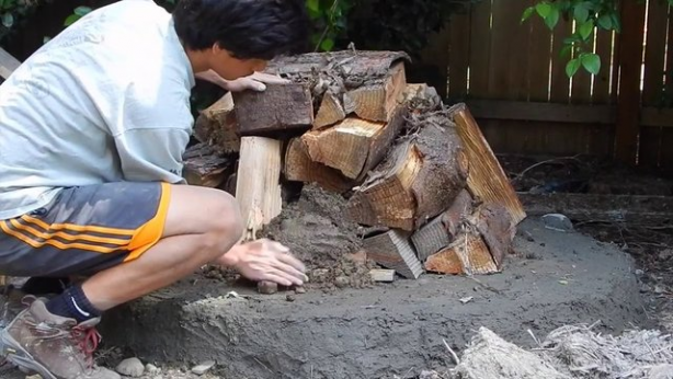 Foto - Evinin bahçesine kilden fırın yaptı