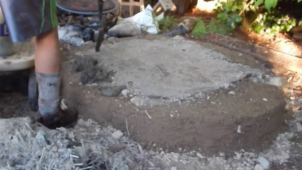 Foto - Evinin bahçesine kilden fırın yaptı