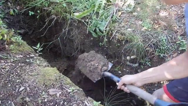 Foto - Evinin bahçesine kilden fırın yaptı