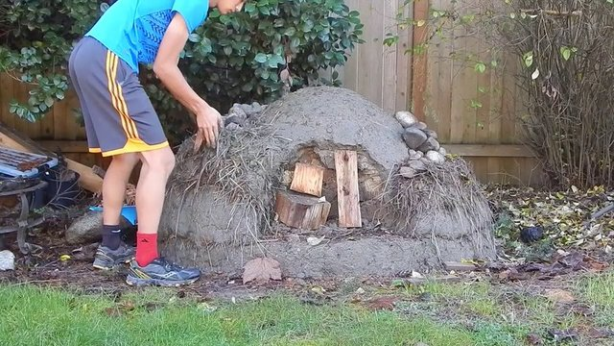 Foto - Evinin bahçesine kilden fırın yaptı