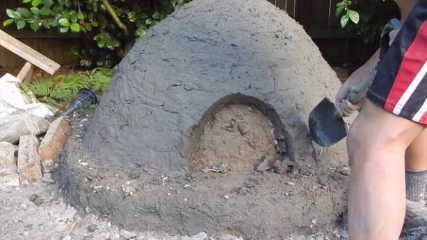 Foto - Evinin bahçesine kilden fırın yaptı