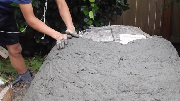 Foto - Evinin bahçesine kilden fırın yaptı