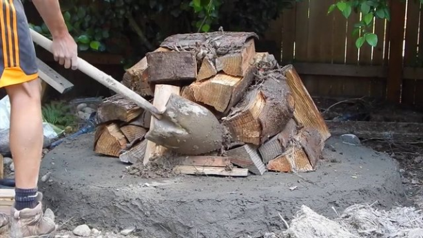 Foto - Evinin bahçesine kilden fırın yaptı