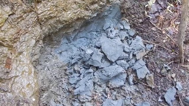 Foto - Evinin bahçesine kilden fırın yaptı