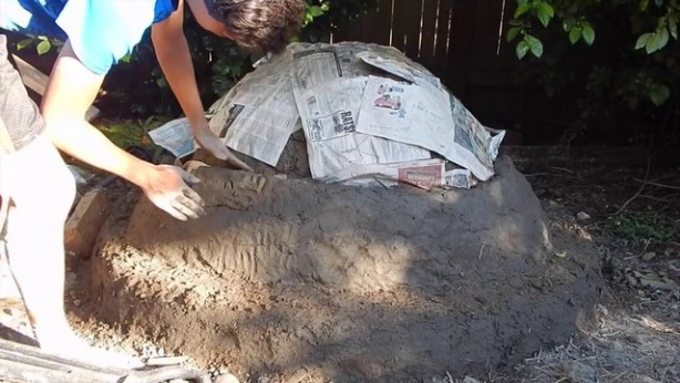 Foto - Evinin bahçesine kilden fırın yaptı